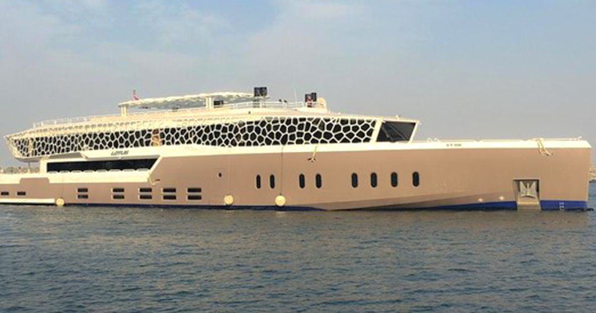 Lotus Mega Yacht Dinner Cruise in Marina Dubai