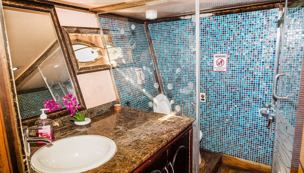 Yacht 80 Feet Rental in Dubai For 30 Persons