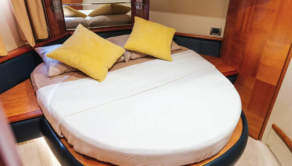 Rent Yacht Azimut 50 Feet Monica In Dubai For 15 Persons